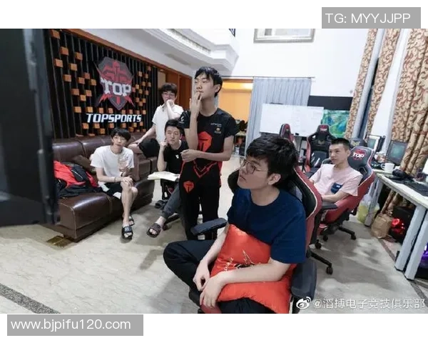 重庆篮球队在洲际杯积分榜上以56分稳居第一名展现强劲实力 重庆篮球队在洲际杯积分榜上以56分稳居第一名展现强劲实力