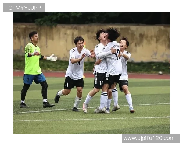 重庆足球队的奋斗历程与杯赛荣耀背后的故事揭秘